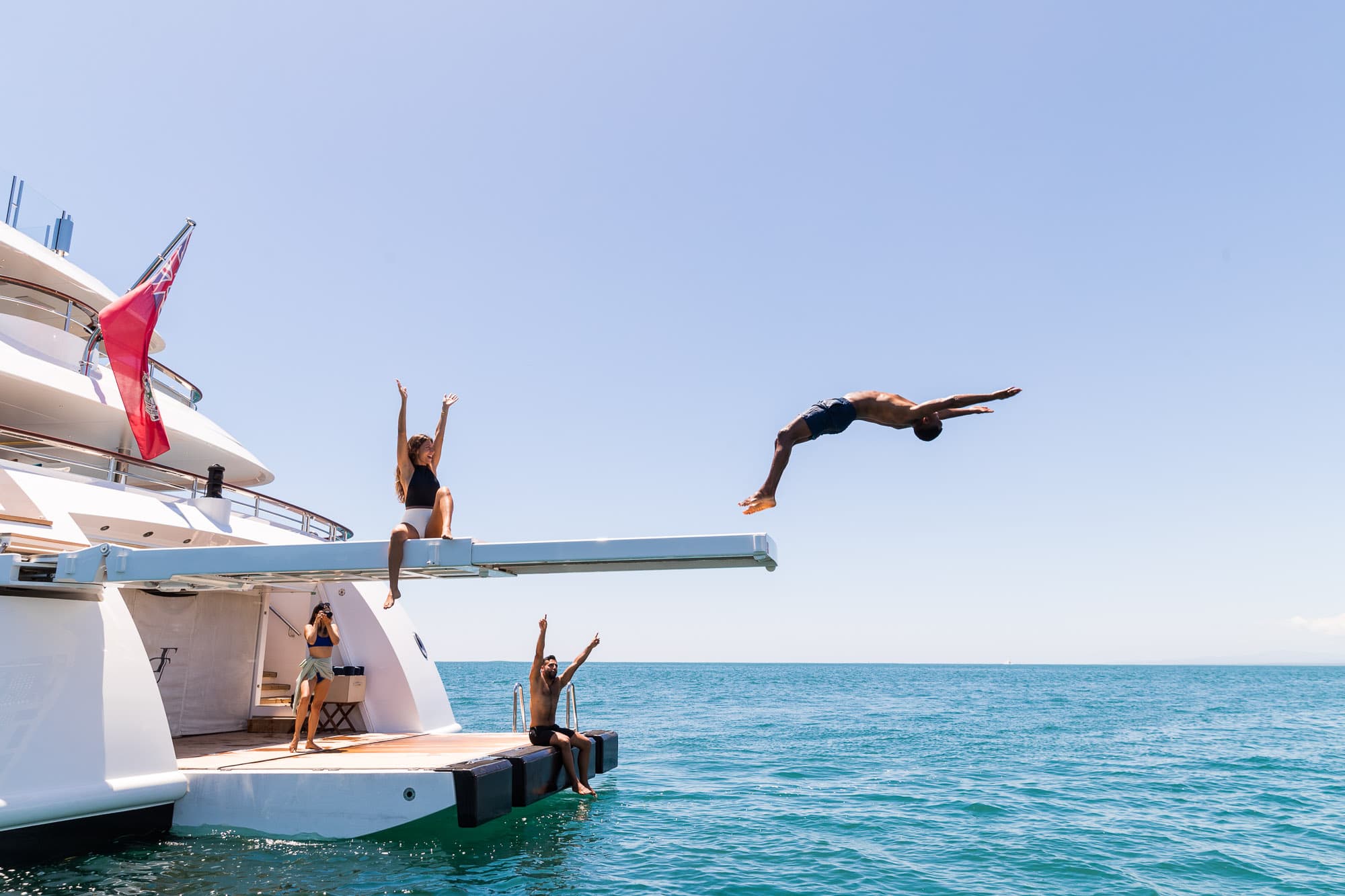 Un yate a motor amarrado junto a una majestuosa finca frente al mar